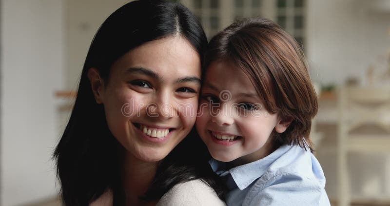 Fermer joyeux maman asiatique et petit portrait de fils caucasien