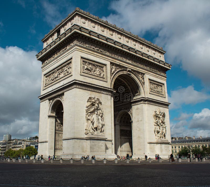 Fermer l'arc de triomphe avec un ciel bleu nuageux et sans voitures photo stock Fermer l'arc de triomphe avec un ciel bleu nuageux et sans voitures photo stock