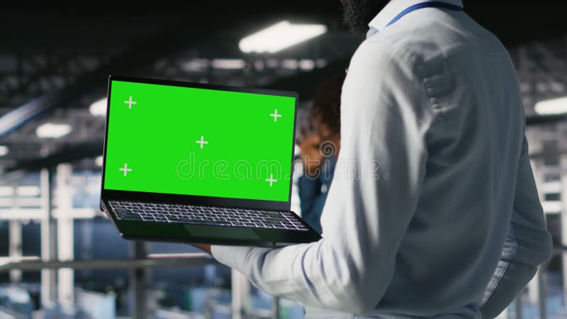 Fermer l'ingénieur sur le datacenter à l'aide d'un ordinateur portable à écran vert clips vidéos