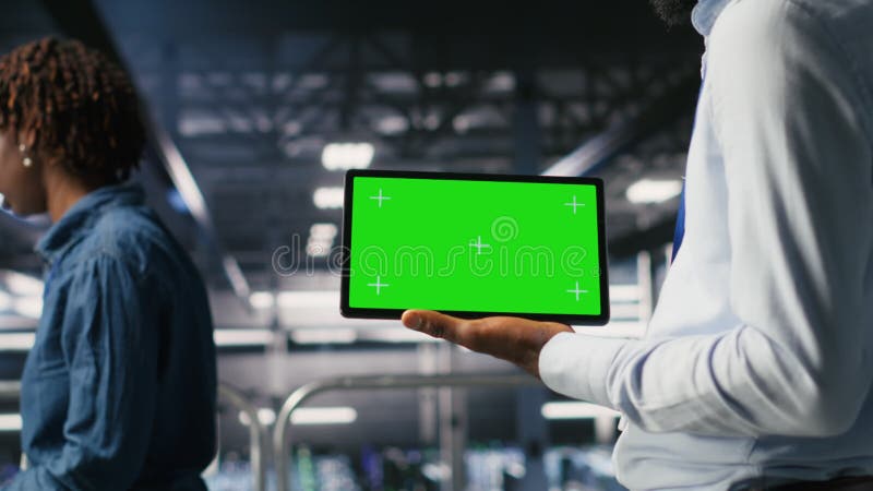 Fermer l'ingénieur à l'aide d'une tablette de maquette à écran vert dans le datacenter banque de vidéos