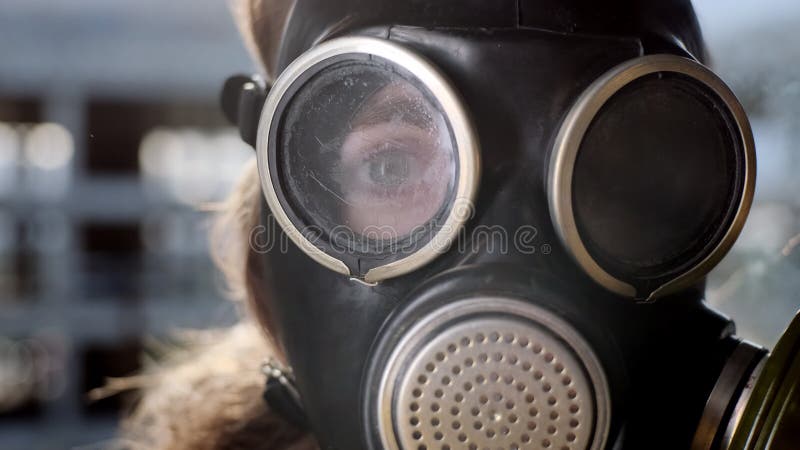 Fermer l'oeil d'une femme en masque à gaz qui est soufflé par la fumée. la fumée pénètre dans le masque et devient incapable de re banque de vidéos