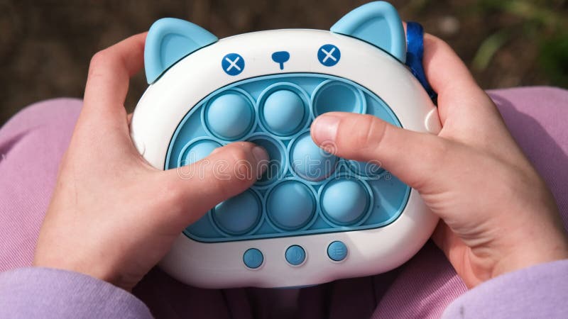 Fermer la vidéo sur pop électronique it fidget. soulager le stress jouet pop. enfant jouer à pop électronique. carte simple clips vidéos