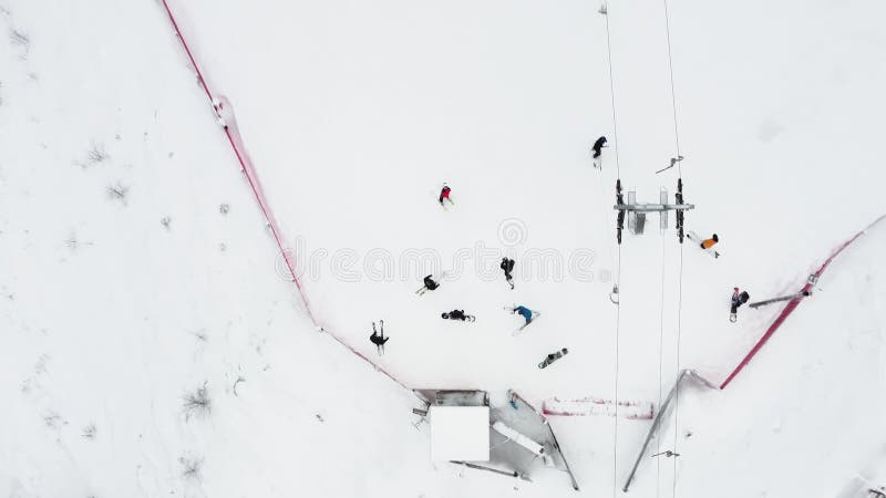 Fermer la vue du haut du drone sur le téléphérique dans la station de ski. ascenseur de ski transportant skieurs et snowboarders s