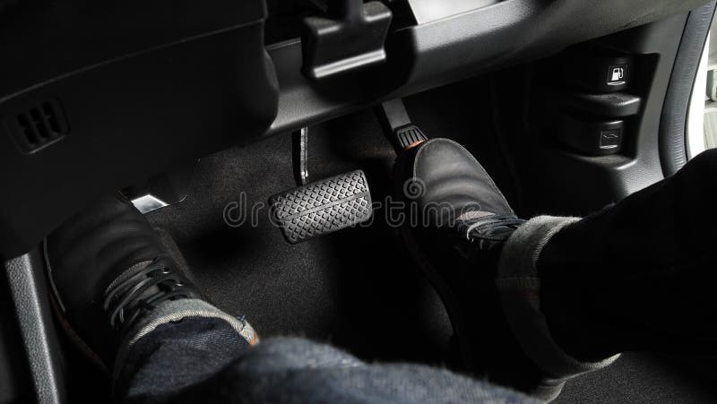 accélérer et freiner. pied appuyant sur la pédale d'une voiture