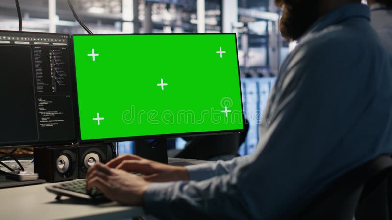 Fermer le technicien du datacenter à l'aide d'un PC à écran vert banque de vidéos