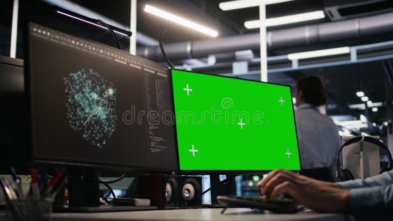 Fermer le technicien du datacenter à l'aide d'un PC à écran vert banque de vidéos