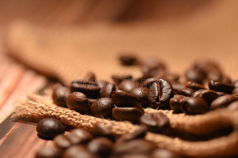 Fermer les grains de café sur fond de sac