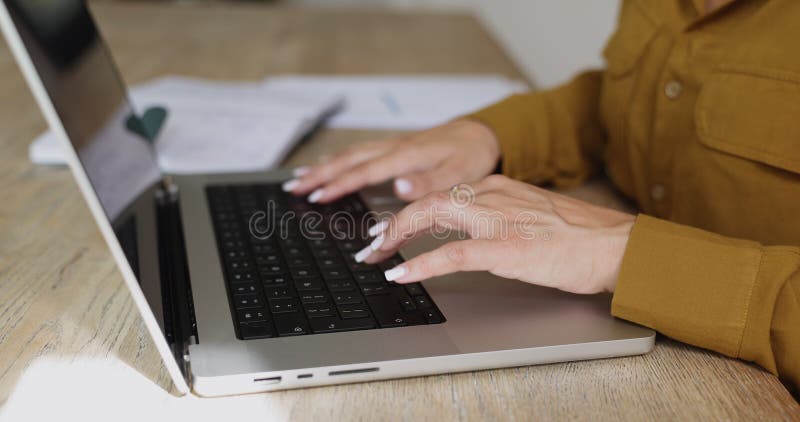 Fermer les mains des femmes en tapant sur le clavier de l'ordinateur portable banque de vidéos