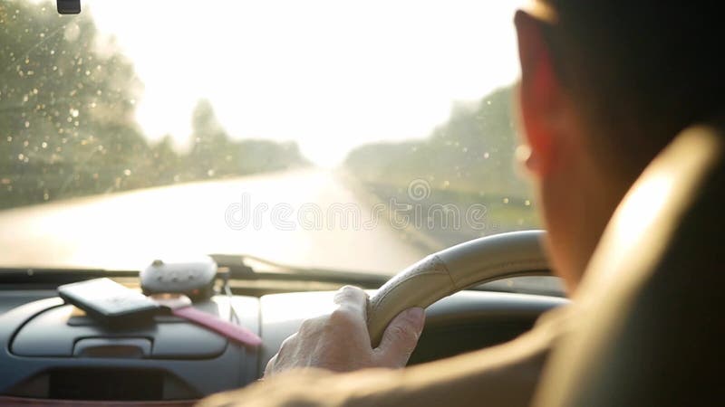 Fermer les mains masculines sur le volant de la voiture