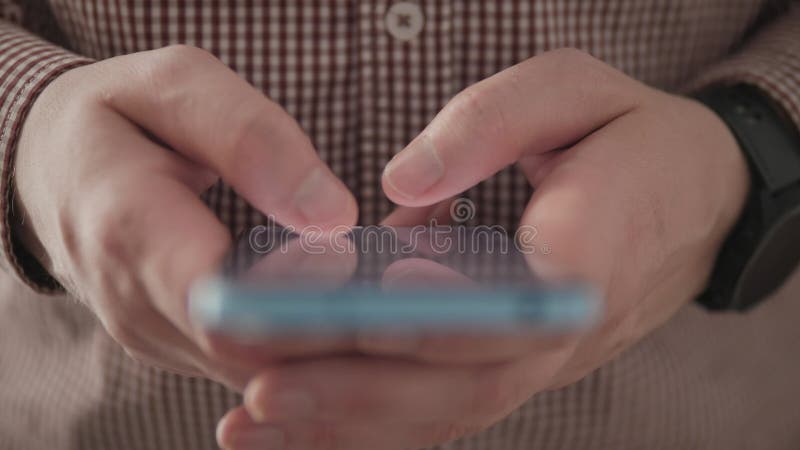 Fermer les mains taper un message banque de vidéos