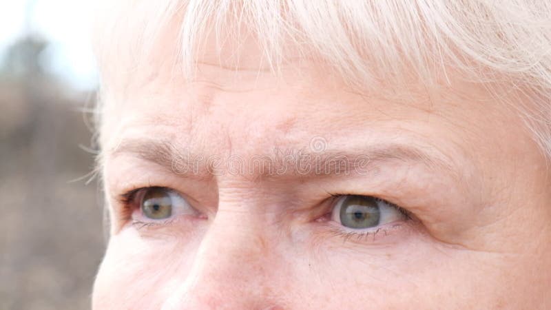 Fermer les yeux d'une femme adulte d'âge moyen dans la peur réagir sur une situation horrible concept de choc terreur horreur. ral banque de vidéos
