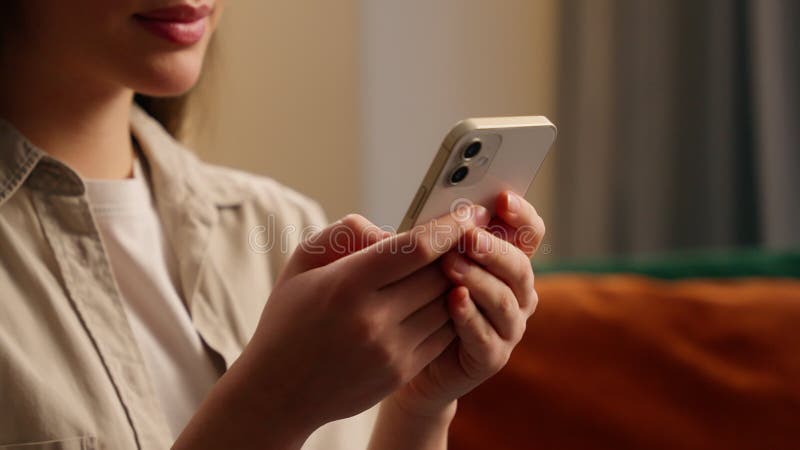 Fermer vue recadrée Caucasian heureux sourire utilisateur femme femme femme femme utilisation des applications de téléphone mobile clips vidéos