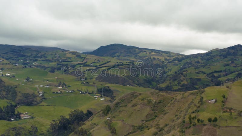 Fermes et champs dans les Andes en Equateur drone vue aérienne clips vidéos