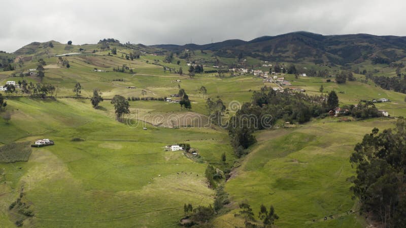 Fermes et champs dans les Andes en Equateur drone vue aérienne clips vidéos