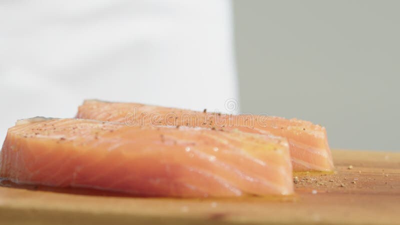 Fermeture d'un morceau de saumon frais en cours de cuisson