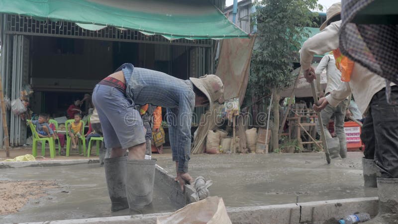 Fermeture d'un travailleur visser le béton pour créer une surface lisse banque de vidéos