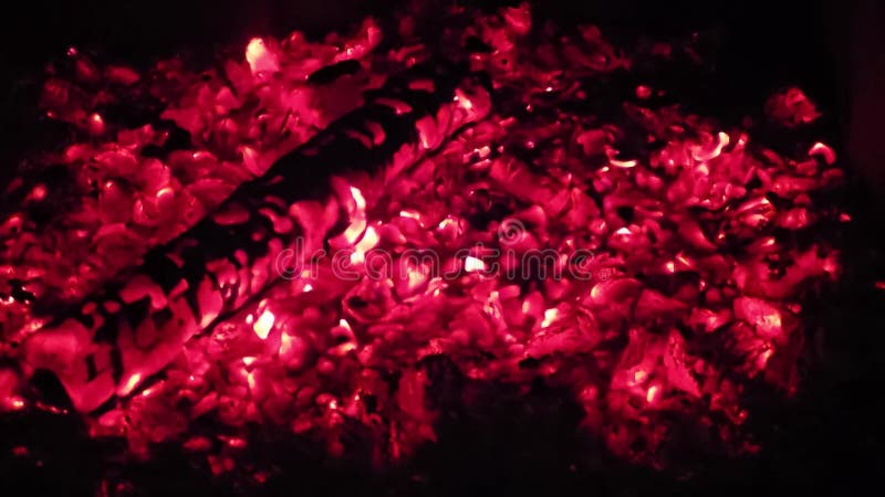 Fermeture d'une bille de feu dans la cheminée. Le bûcher est enveloppé de flammes orange vif créant une ambiance cosy et chaleureu clips vidéos