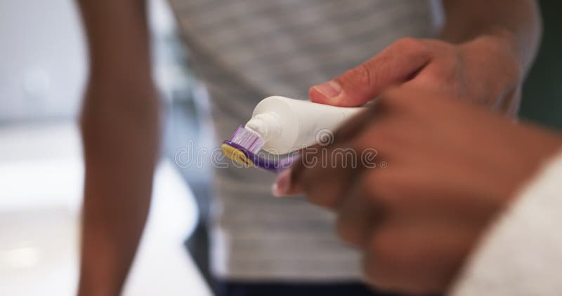 Fermeture d'une personne appliquant du dentifrice sur une brosse à dents avec espace de copie clips vidéos