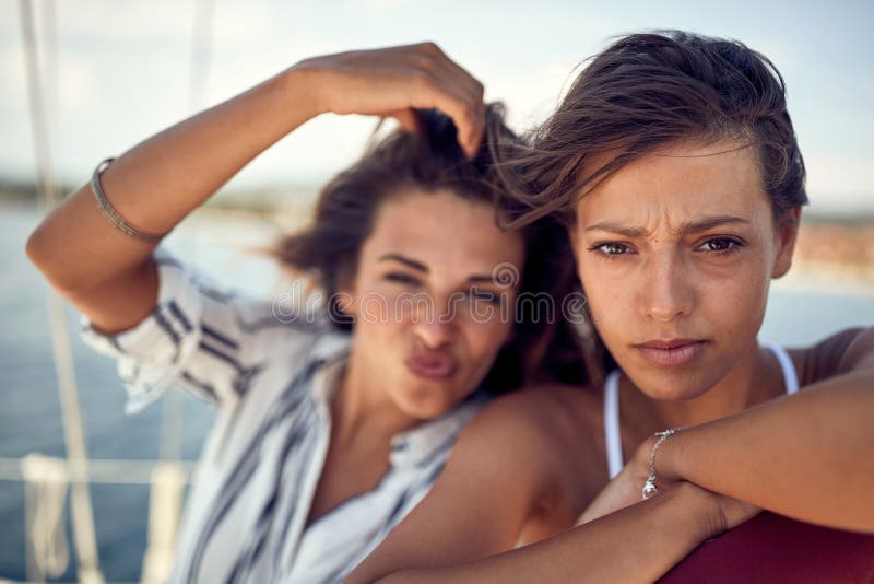 Fermeture de deux belles mannequins qui posent pour une photo sur un yacht. été mer vacances amitié photographie stock