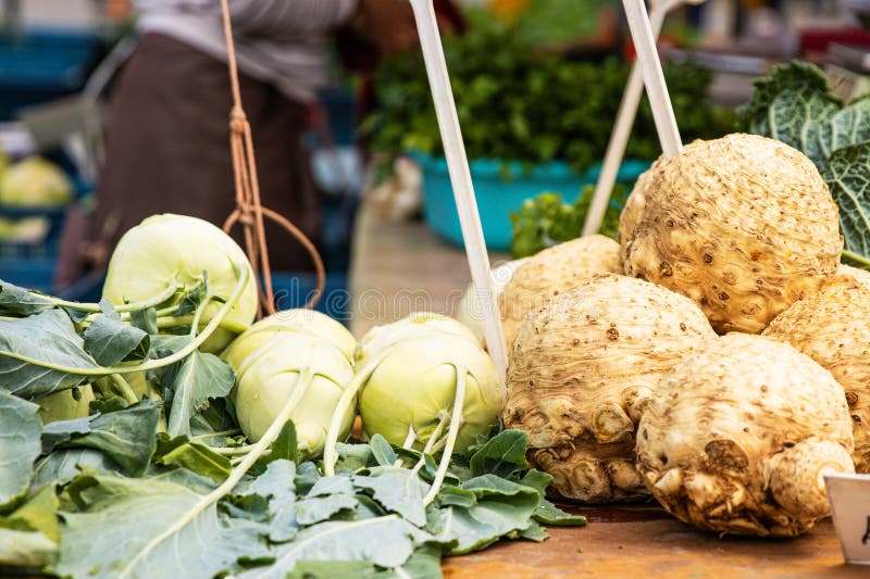 Fermeture de kohlrabi frais et de céleri racine sur une table en bois sur un marché alimentaire local. Chevaux fraîchement récolté photographie stock