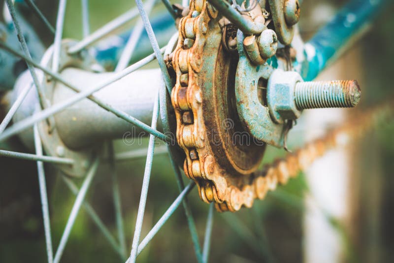 Fermeture de l'ancienne chaîne rouillée du vélo sur fond de nature, vue détaillée de la roue avec l'ancienne chaîne, l'écharpe, s image stock Fermeture de l'ancienne chaîne rouillée du vélo sur fond de nature, vue détaillée de la roue avec l'ancienne chaîne, l'écharpe, s image stock