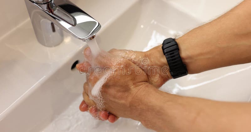 Fermeture de la main humaine sous le courant d'eau propre du robinet clips vidéos