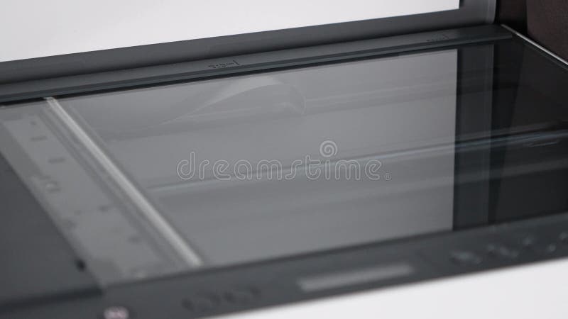 Fermeture de verre de scanner propre sur une imprimante multifonction moderne prête pour la numérisation ou la copie de documents banque de vidéos