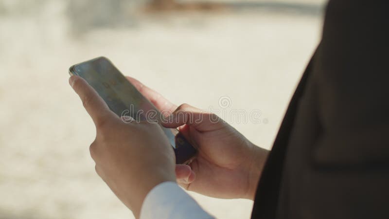 Fermeture des mains de jeunes hommes balancer l'écran smartphone à l'extérieur. clips vidéos