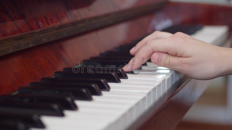 Fermeture des mains féminines avec une bague au doigt jouant du piano. concept de créativité musicale. une femme répétant un