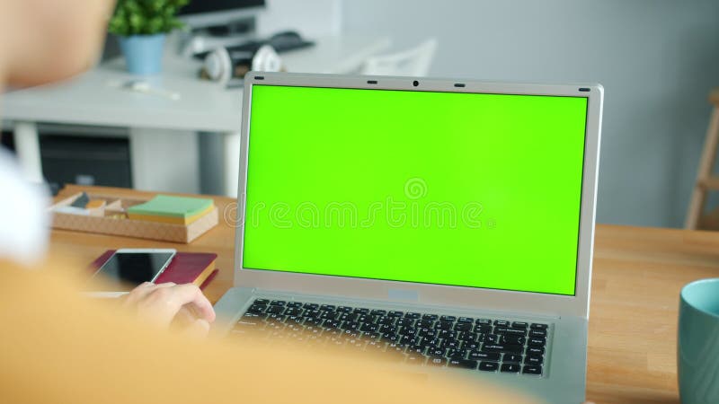 Fermeture des mains des hommes à l'aide d'une clé chromatique à écran vert, saisie d'un ordinateur portable au bureau banque de vidéos