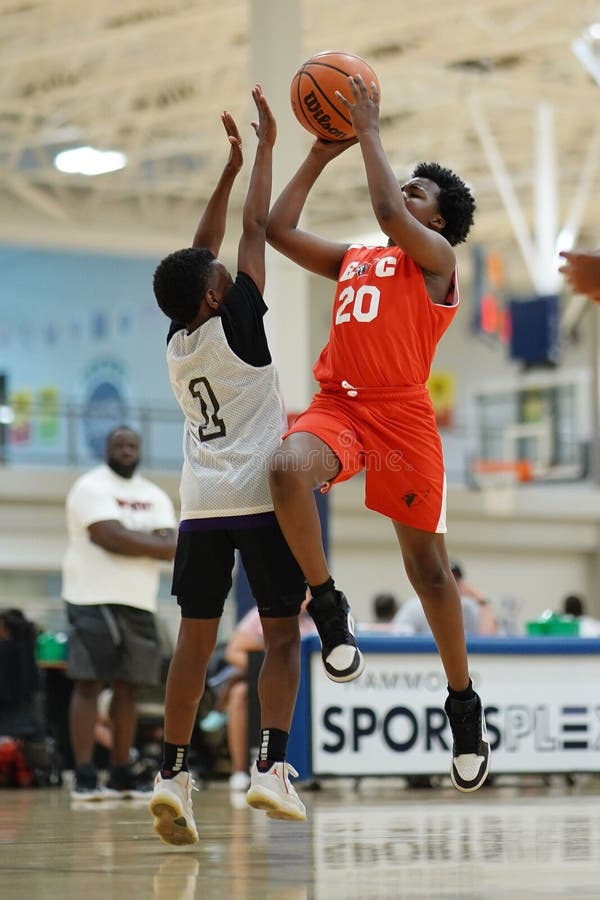 Fermeture verticale d'un deux joueurs de basket-ball à un jeu hammond indiana photo stock