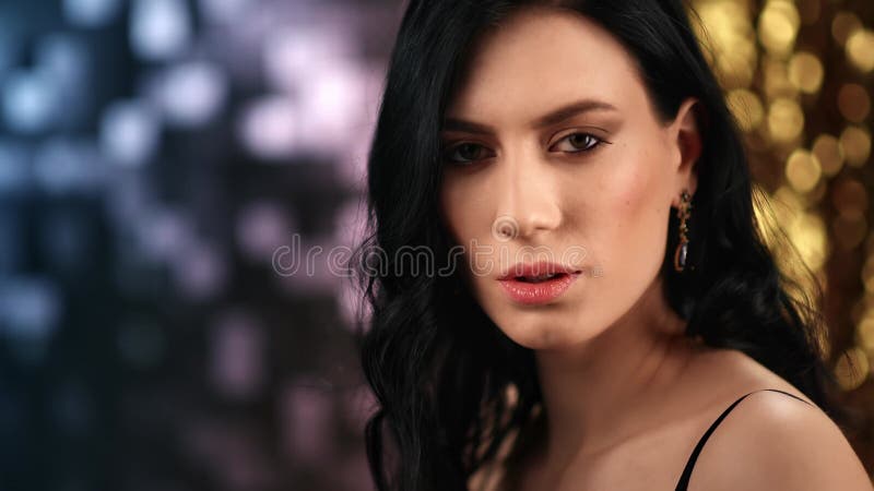 Fermeture visage séduisant luxe dame maquillage lumineux posant à disco bokeh. tourné avec caméra rouge en 4k banque de vidéos