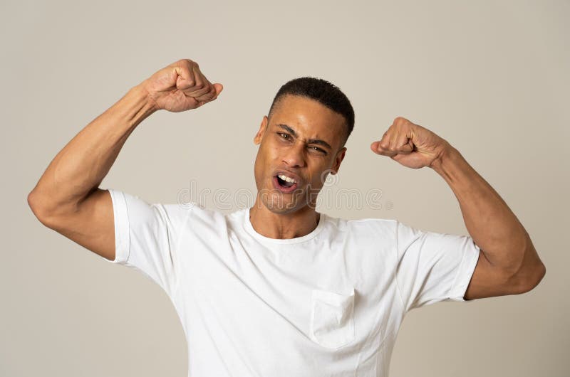 Fermez Le Portrait D Un Homme Joyeux Souriant Et Riant Fort Et Joyeux Au Visage Et A La Forme Heureux Photo Stock Image Du Ajustement Heureux