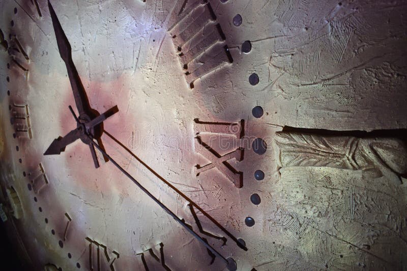 Fermez une horloge ancienne et l'heure est presque minuit Concept du temps, du passé ou de la date limite photographie stock Fermez une horloge ancienne et l'heure est presque minuit Concept du temps, du passé ou de la date limite photographie stock