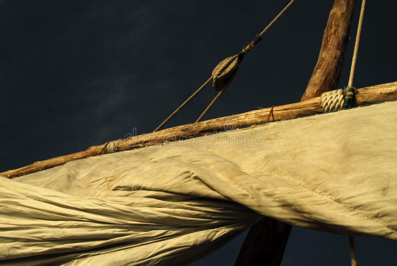 Fermez vers le haut de l'la voile d'un bateau de dhaw sur l'île de Zanzibar photographie stock Fermez vers le haut de l'la voile d'un bateau de dhaw sur l'île de Zanzibar photographie stock