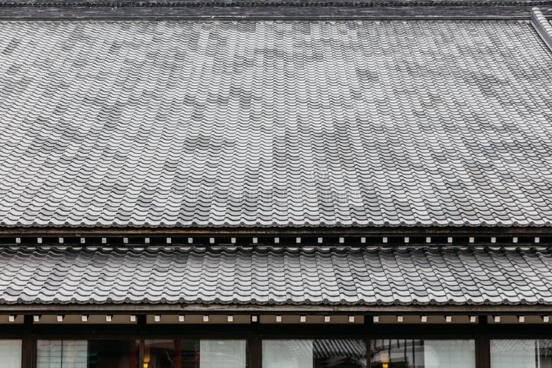 Fermez vers le haut des tuiles de toit de détail de style d'architecture de période d'Edo avec des feuilles moins d'arbre dans le images stock Fermez vers le haut des tuiles de toit de détail de style d'architecture de période d'Edo avec des feuilles moins d'arbre dans le images stock