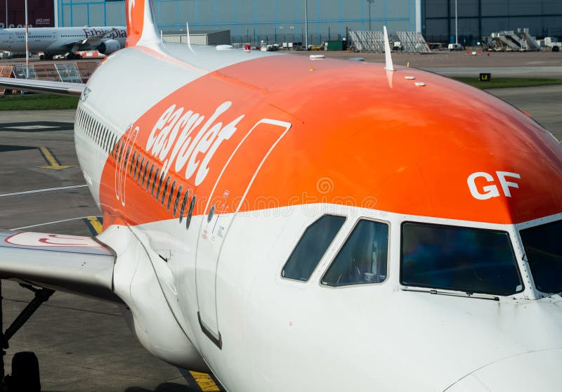 Fermez-vous d'un avion d'Easyjet Airbus prêt pour des passagers à l'aéroport de Manchester - la lumière du jour 2019 image stock Fermez-vous d'un avion d'Easyjet Airbus prêt pour des passagers à l'aéroport de Manchester - la lumière du jour 2019 image stock