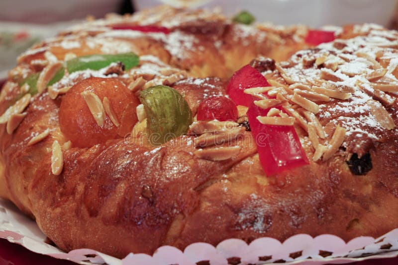 Fermez Vous D Un Bolo Rei Un Gateau Portugais Traditionnel Dans Noel Montrant De Divers Fruits Secs Et Confits Image Stock Image Du Festive Closeup Fermez Vous D Un Bolo Rei Un Gateau Portugais Traditionnel Dans Noel Montrant De Divers Fruits Secs Et Confits Image Stock Image Du Festive Closeup
