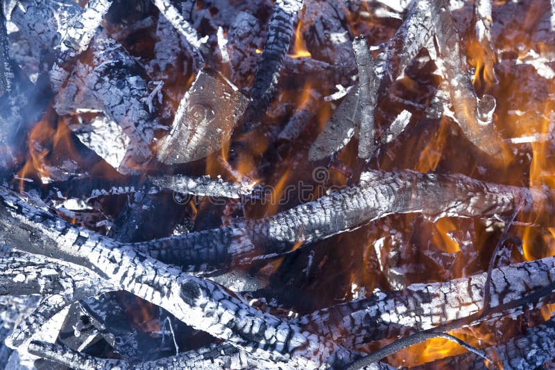 Fermez-vous d'un feu de mort avec des flammes et des braises image stock Fermez-vous d'un feu de mort avec des flammes et des braises image stock