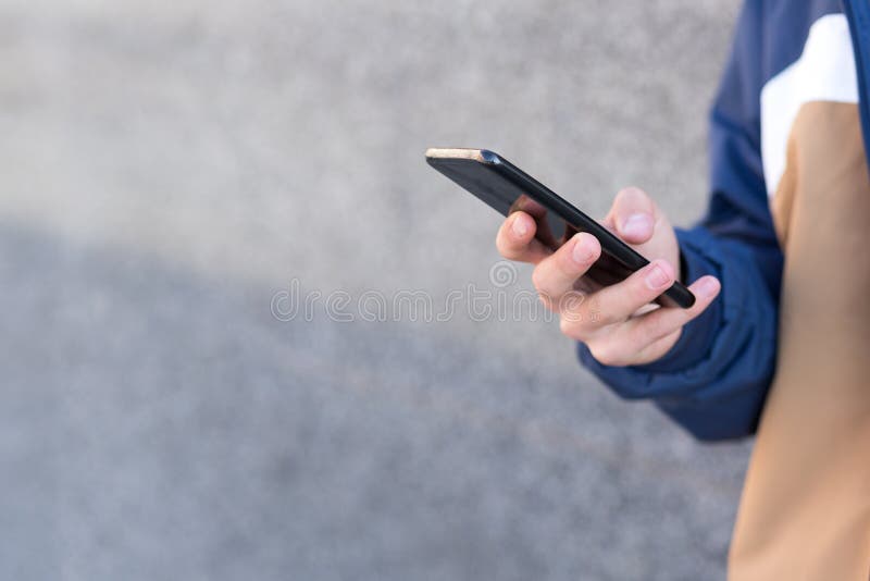Fermez-vous d'un homme utilisant son téléphone dehors photos libres de droits Fermez-vous d'un homme utilisant son téléphone dehors photos libres de droits
