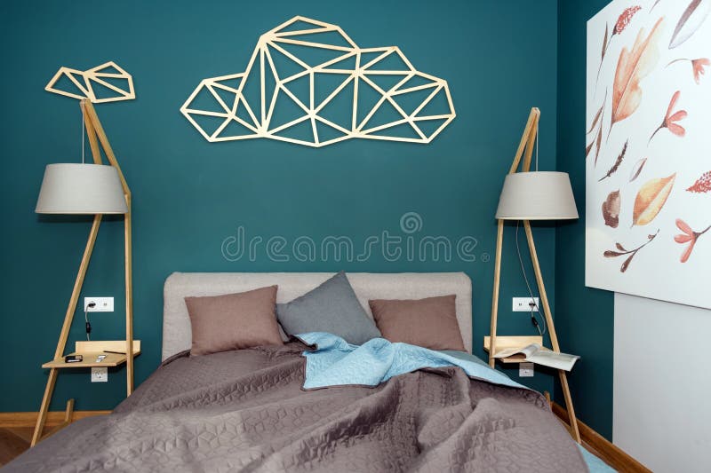 Fermez-vous d'un lit avec les oreillers color?s, le couvre-lit et une lampe confortable Magazine sur la table, ?galisant la lectu photographie stock libre de droits Fermez-vous d'un lit avec les oreillers color?s, le couvre-lit et une lampe confortable Magazine sur la table, ?galisant la lectu photographie stock libre de droits