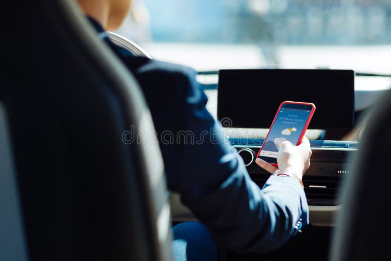 Fermez-vous d'un smartphone moderne images libres de droits Fermez-vous d'un smartphone moderne images libres de droits