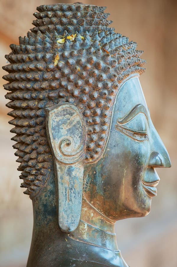 Fermez-vous d'un visage d'une statue de cuivre antique de Bouddha en dehors de du temple de Hor Phra Keo à Vientiane, Laos photos stock Fermez-vous d'un visage d'une statue de cuivre antique de Bouddha en dehors de du temple de Hor Phra Keo à Vientiane, Laos photos stock