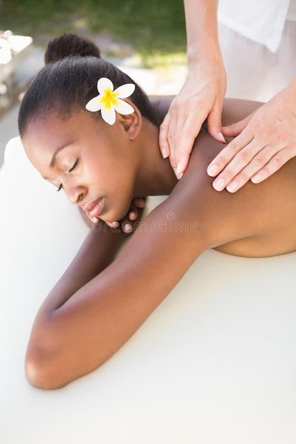 Fermez-vous d'une belle femme sur la table de massage images libres de droits Fermez-vous d'une belle femme sur la table de massage images libres de droits