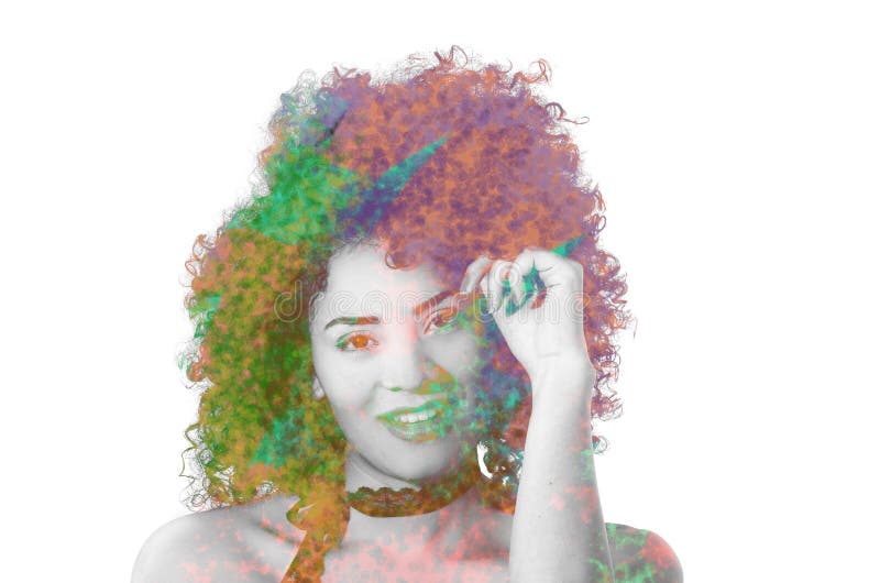 Fermez-vous d'une belle fille de sourire d'afro-américain avec une coiffure Afro, avec l'exposition doble, à un arrière-plan blan image stock Fermez-vous d'une belle fille de sourire d'afro-américain avec une coiffure Afro, avec l'exposition doble, à un arrière-plan blan image stock