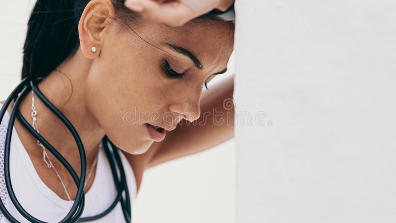 Fermez-vous d'une femme fatiguée de forme physique photo stock Fermez-vous d'une femme fatiguée de forme physique photo stock