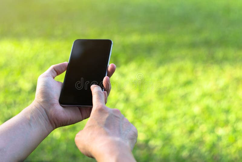 Fermez-vous d'une femme à l'aide du téléphone intelligent mobile avec l'écran tactile d photos stock Fermez-vous d'une femme à l'aide du téléphone intelligent mobile avec l'écran tactile d photos stock