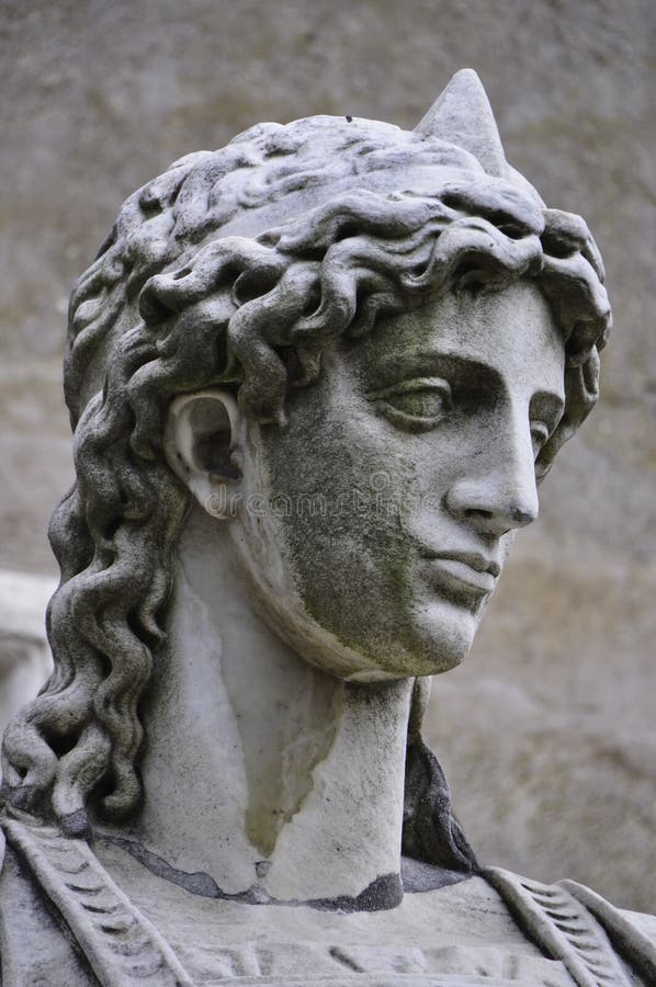 Fermez-vous d'une sculpture de marbre d'un ange images libres de droits Fermez-vous d'une sculpture de marbre d'un ange images libres de droits