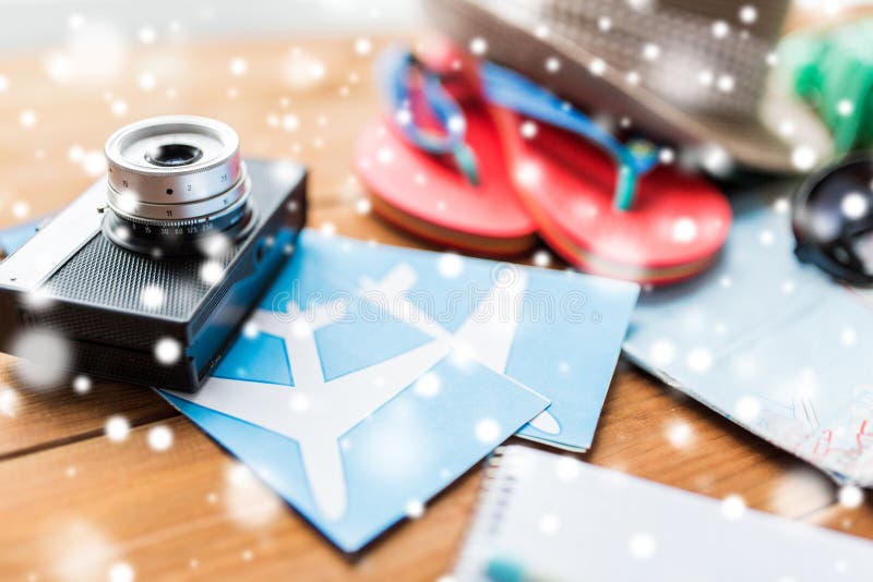 Fermez-vous de l'appareil-photo, des billets et de la substance de voyage photographie stock Fermez-vous de l'appareil-photo, des billets et de la substance de voyage photographie stock