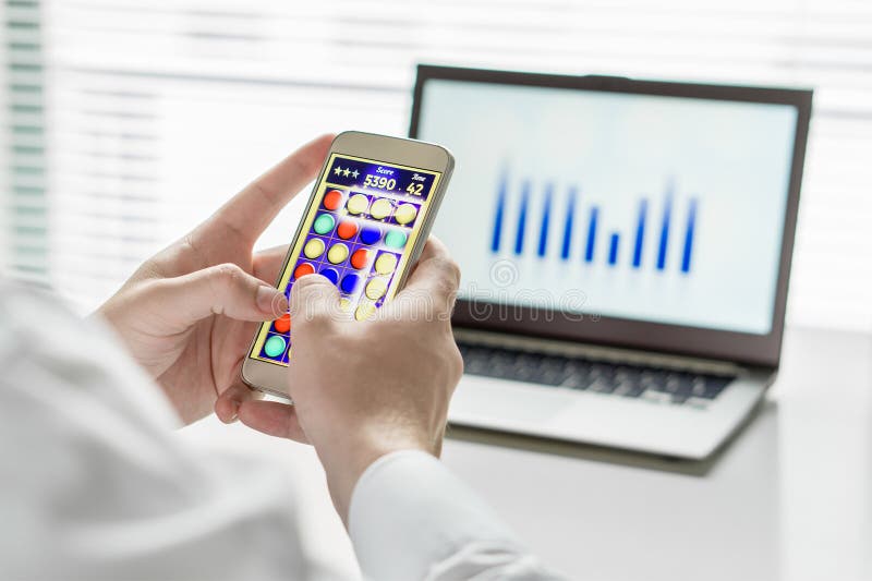 Fermez-vous de l'employé de bureau paresseux et improductif photos stock Fermez-vous de l'employé de bureau paresseux et improductif photos stock